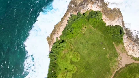 Wave breaks at Devil's Tear Nusa Lembongan 스톡 동영상 183164794