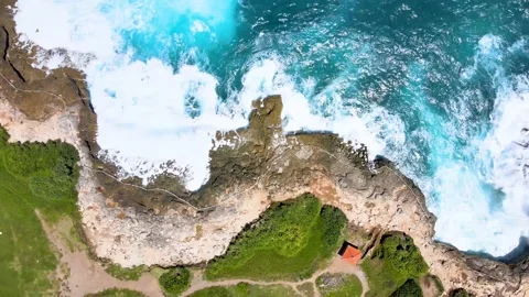 Wave breaks at Devil's Tear Nusa Lembongan 스톡 동영상 183164810
