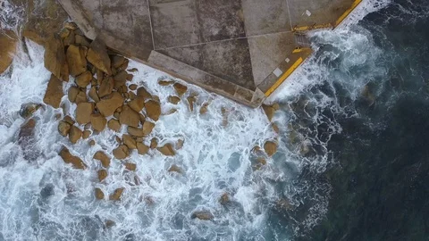 Wave crash to platform edge Video stock 91222147