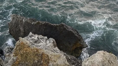 Wave crashes on sea rock Stock Footage 192321333