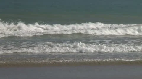 Wave crashing onto the beach Video stock 10573276