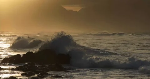 Wave crashing 库存影片 95505076