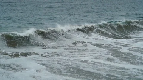 Wave Crashing in Ocean 库存影片 108010894