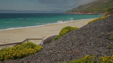 Wave crashing on rock Vidéo 281873802
