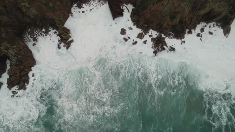 Wave crashing into shipwreck Stock Footage 171876403