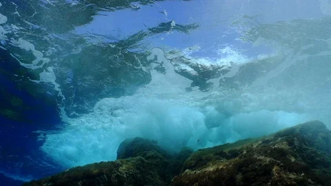 Wave crashing on the surface 動画素材 127979620