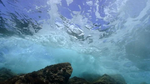 Wave crashing on the surface 動画素材 127980510