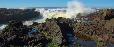 A wave crashing through Cooks Chasm from Pacific Ocean, Cape Perpetua, Oregon Видео 329143457