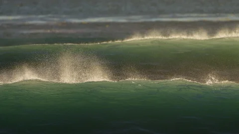 Wave crest spaying from offshore wind Vídeo Stock 118617029