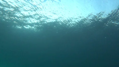Wave exploding underwater 動画素材 128189091