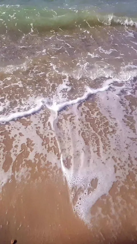 Wave foams on the beach Vídeo Stock 329469870