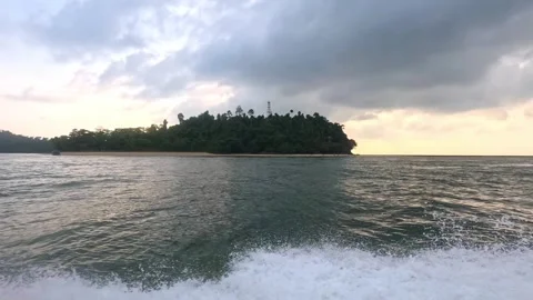 The wave form speed boat machine that used for travelling and transportation Video stock 277068268