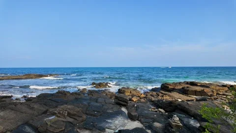 Wave hit the rock on shore at Samet Island. Stockbeeldmateriaal 274121704
