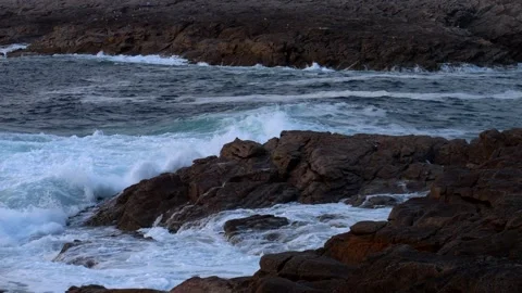 Wave hits rocks at sunset. Rough sea. Super slow motion 4K 库存影片 288606580