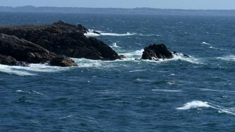 Wave hits rocks at sunset. Rough sea. Backlight. Super slow motion 4K 库存影片 289739648