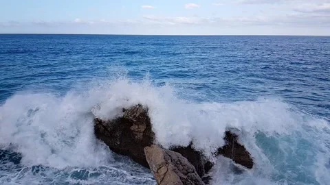 The wave hitting the big rock Video stock 141027936