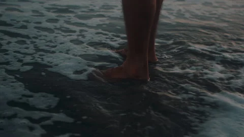 Wave hitting man's feet softly 스톡 동영상 307307282