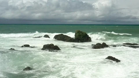 Wave hitting rock in slow motion 2 Video stock 127240335