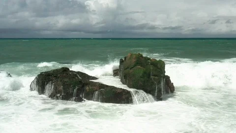 Wave hitting rock in slow motion Video stock 127240544