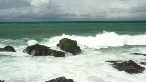 Wave hitting rock in slow motion 8 動画素材 127241158