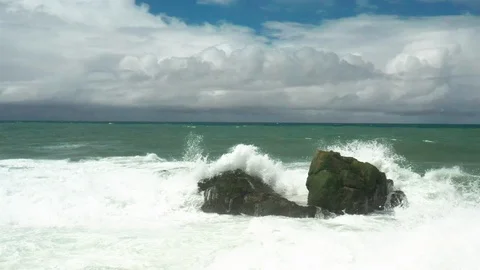 Wave hitting rock in slow motion 5 Video stock 127241368