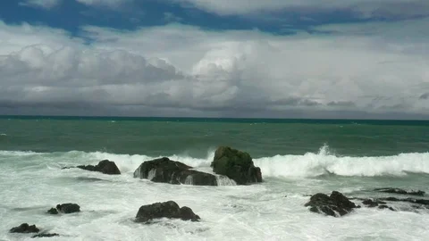 Wave hitting rock in slow motion 9 Video stock 127241682