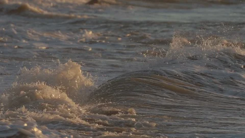 Wave hitting the shore in slow motion 스톡 동영상 88288780