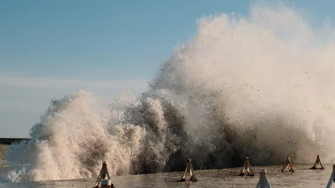 Wave of motion with splashes. Power and power of breaking wave about a pier Stock Footage 129436414