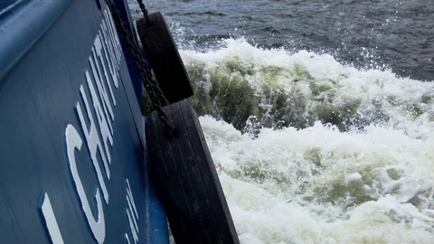 Wave over the side of a tow Video stock 95727813