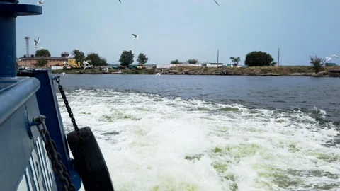 Wave over the side of a tow Video stock 95727913