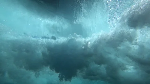 Wave passing by overhead 動画素材 127632614