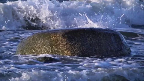 Wave on the rock Video stock 85093908