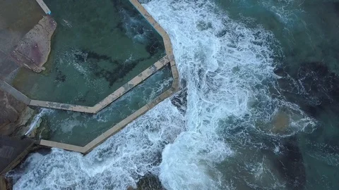 Wave into the rock pool Stock Footage 104787811