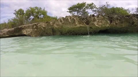 Wave on rocks Stock Footage 47293908