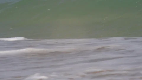 Wave rolls over the shore with seashells Stock Footage 89334774