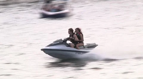Wave runner couple on lake Vidéo 39963177
