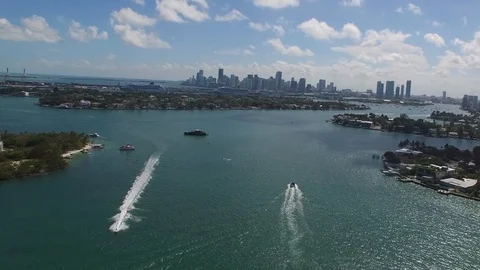 Wave Runner Jet Ski In Miami Beach | 4K Aerial Vídeos de archivo 125524453