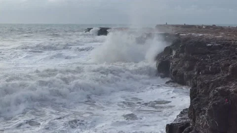 A wave running on the rocks 3 Video stock 172174311