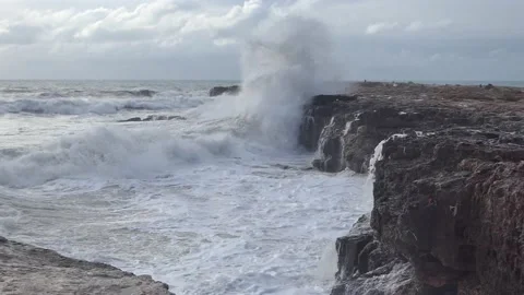 A wave running on the rocks 4 Video stock 172174313