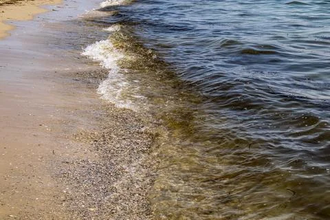 A wave rushes to the beach Foto stock
