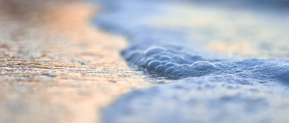 Wave On Sandy Beach. Background. Splash of waves on the sandy beach. foam, su Foto stock