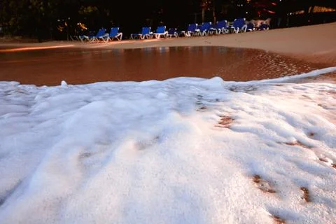 Wave On Sandy Beach. Background. Splash of waves on the sandy beach. foam, su Foto stock