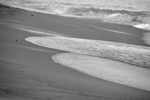 Wave On Sandy Beach. Background. Splash of waves on the sandy beach. foam, su Foto stock