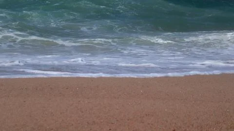Wave on the sandy coast. Stockfoto's