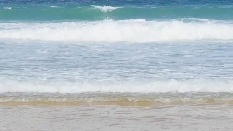 Wave of the sea on the sand beach Vidéo 77217901