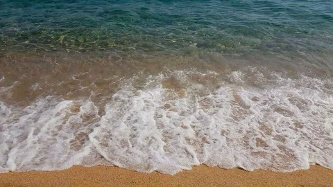 Wave of the sea on the sandy beach Video stock 95592987