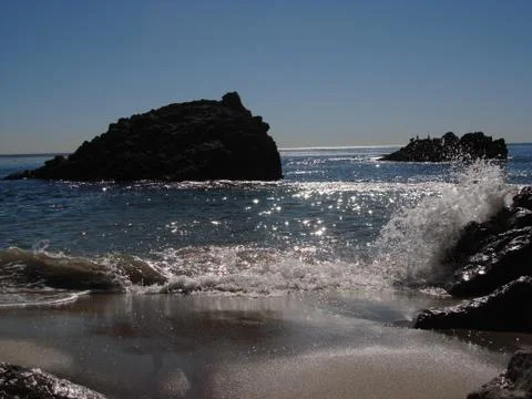 Wave Splashes Rocks Фото