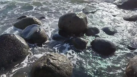 Wave splashing on rocks Vídeos de archivo 342625048