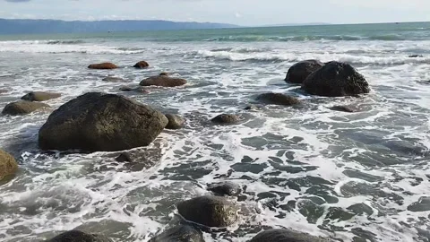 Wave splashing on rocks Vídeo Stock 342625050