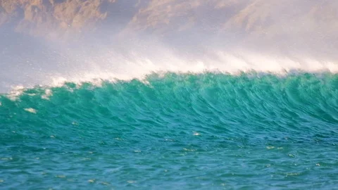 Wave standing up and peeling in strong offshore winds-HD120fps Vídeos de archivo 107585735